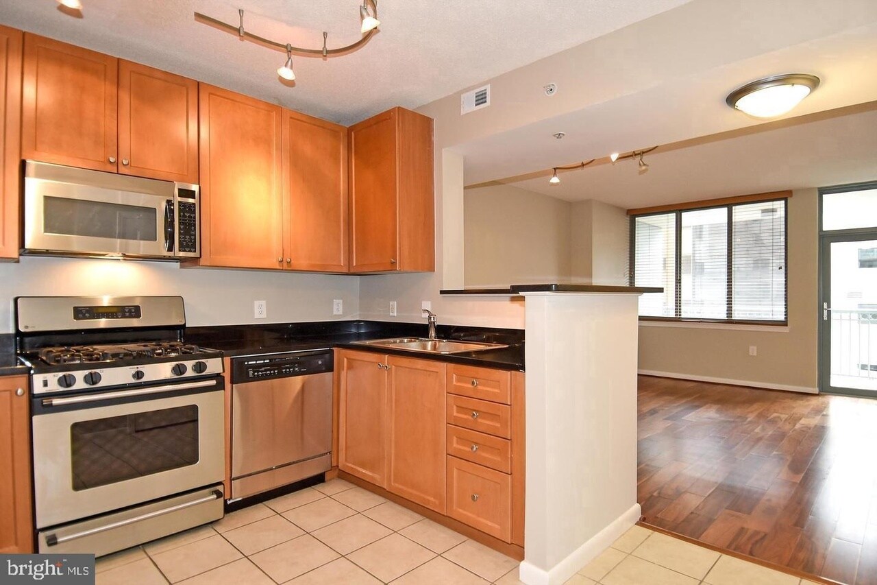 Building Photo - 851 N Glebe Rd