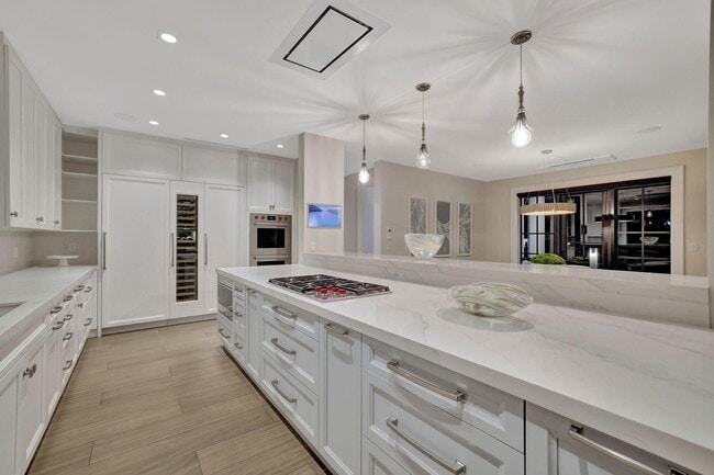 Building Photo - 400 Mola Ave