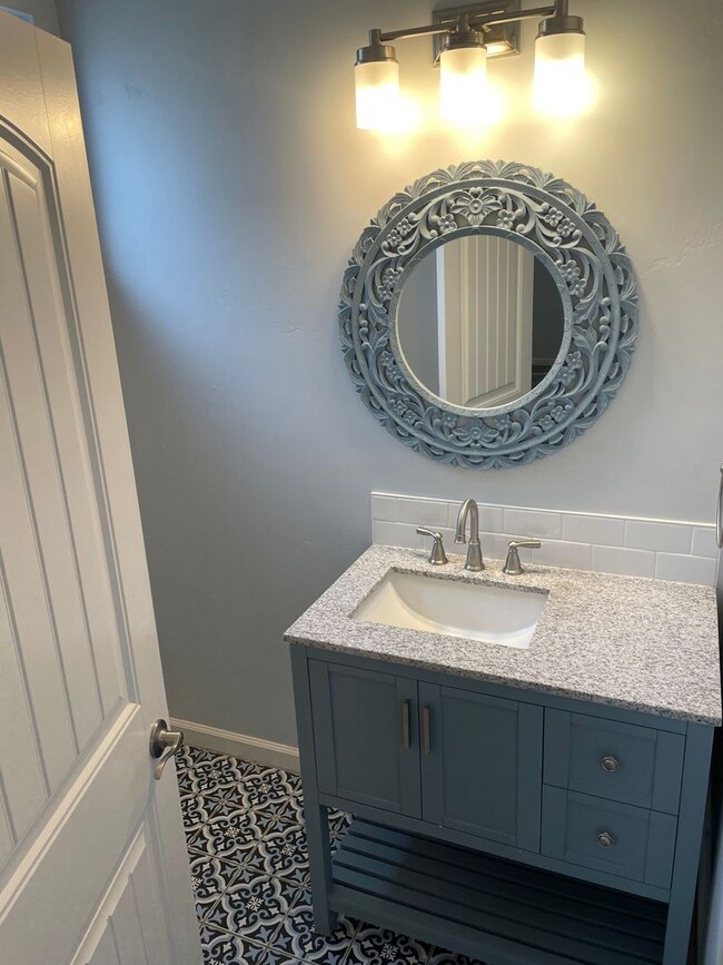 Building Photo - Beautiful Mid Century 3 Bedroom 3.5 Bathro...