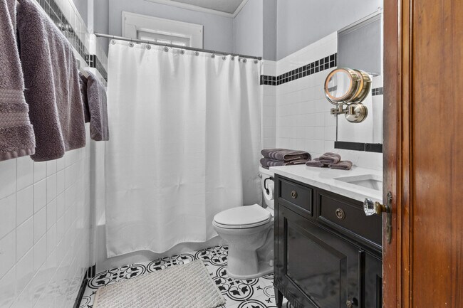 Building Photo - 204 NE 3rd Ave