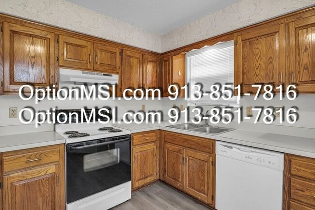 Building Photo - Spacious Townhome!