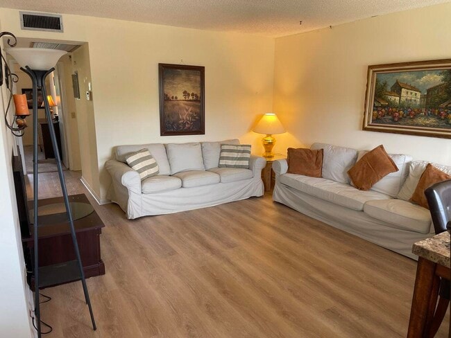 Building Photo - 198 Dorset E