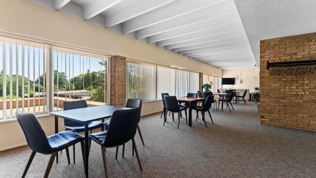 Building Photo - 1225 S Maple Rd