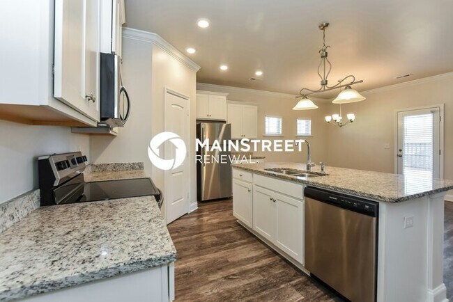 Building Photo - 4 Bedroom Pet-Friendly Home in Huntsville, AL with Main Street Renewal