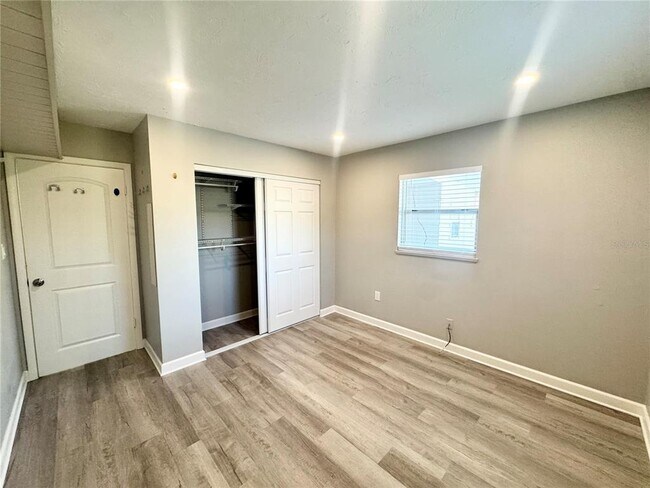 Building Photo - 3913 S Shade Ave