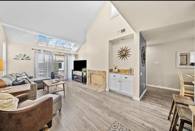Building Photo - "Charming 1-Bedroom Apartment with Hardwoo...