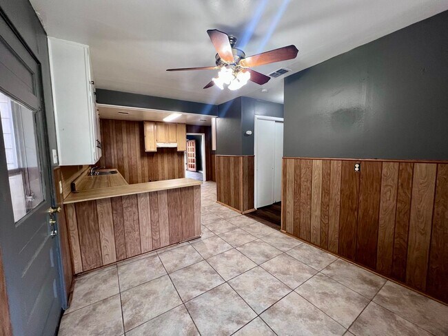 Building Photo - 3 Bedroom in Slaton