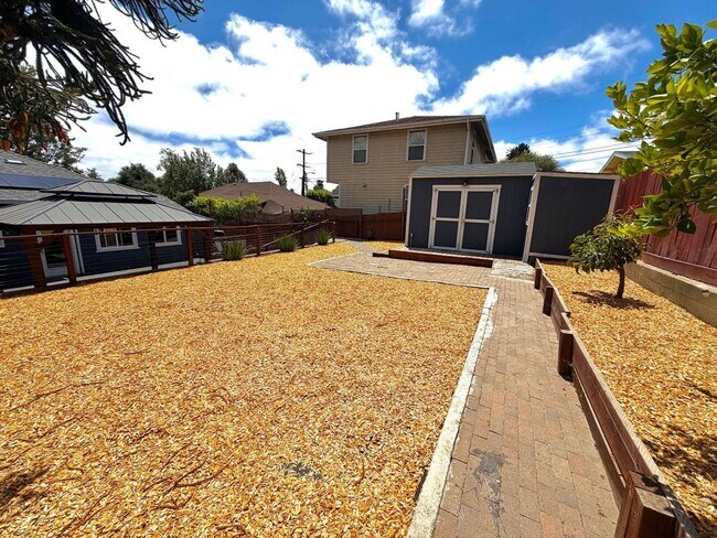 Building Photo - Amazing 3 Bedroom, 2 Bath Home with Gated Entry and Extra Studio