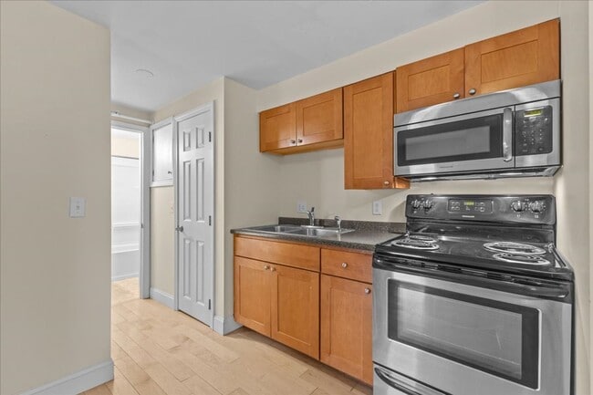 Building Photo - 141 Main St