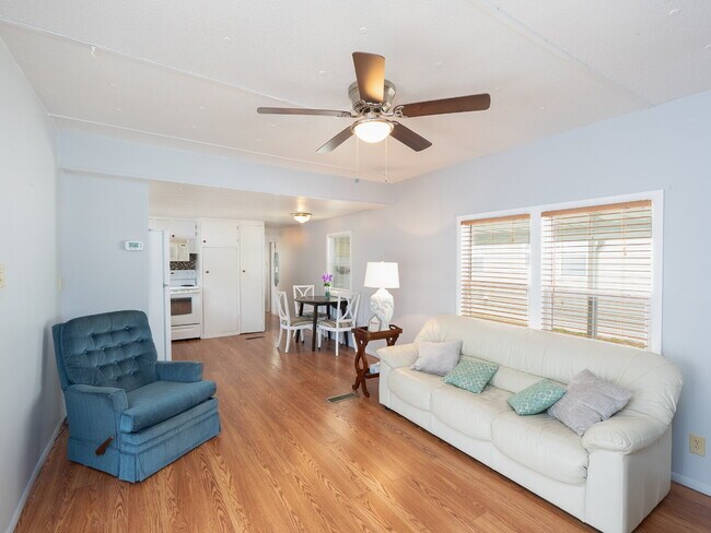 Building Photo - "Charming 2-Bed Furnished Annual Retreat in Venice, FL – Your Cozy Home Awaits!"