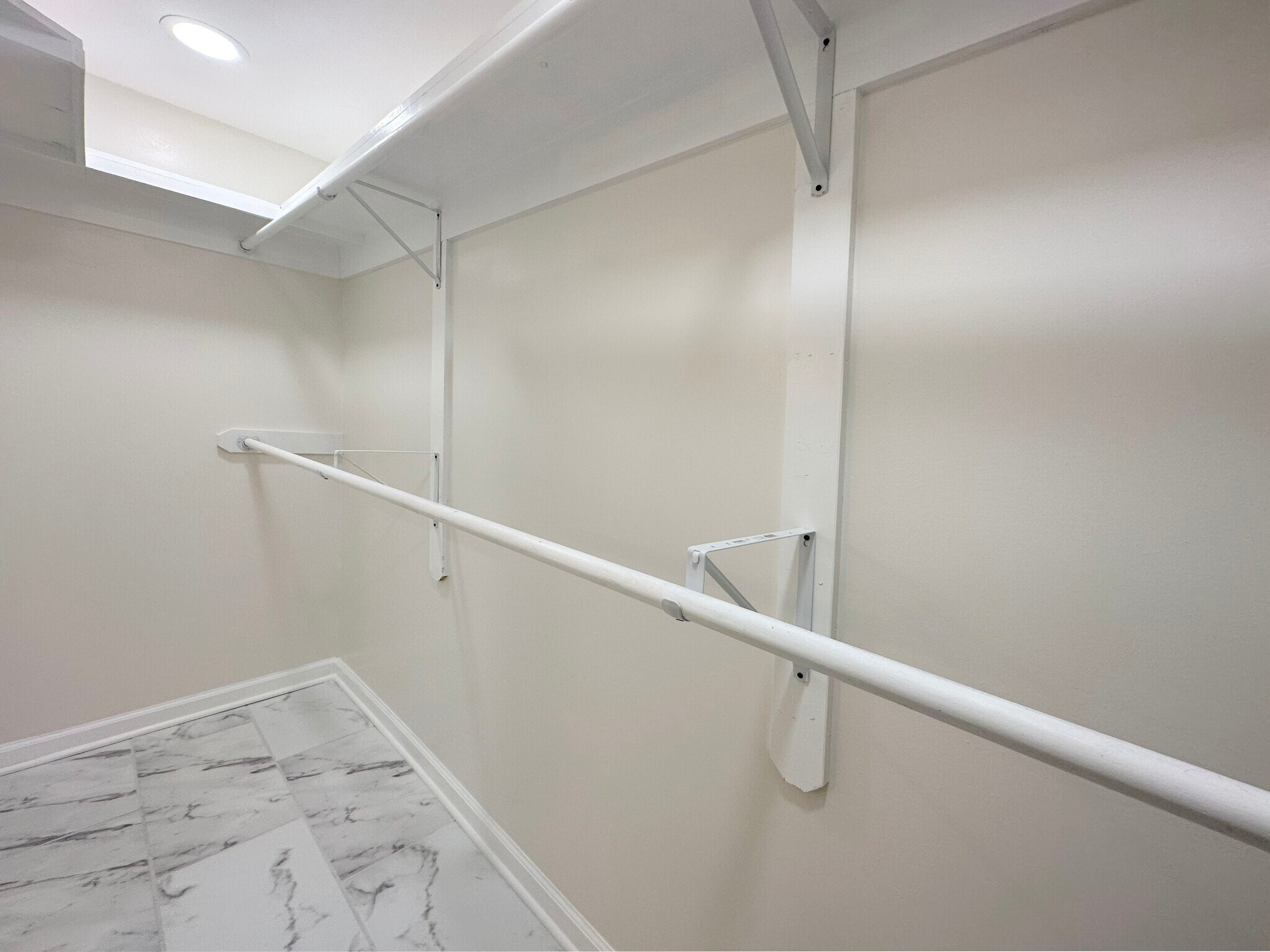 Building Photo - 1417 La Chateau Dr