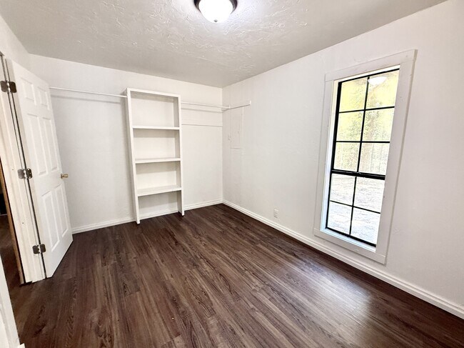 Building Photo - 535 Woodlawn Dr