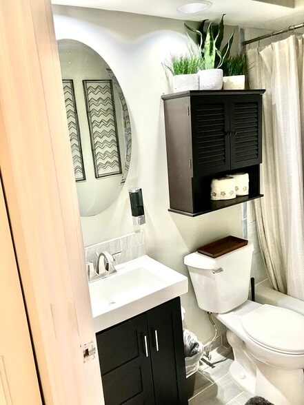 Building Photo - 515 W Wrightwood Ave