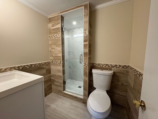 Building Photo - Gorgeous 4 Bed 3 Bath Home Sitting On Spac...