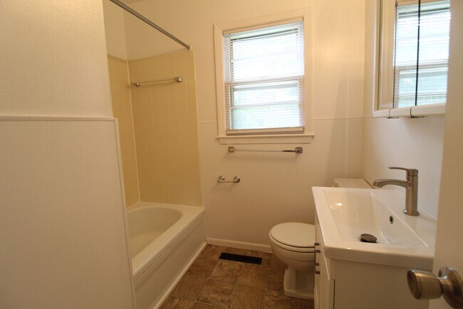 Building Photo - 3 Bedroom House in Overland Park