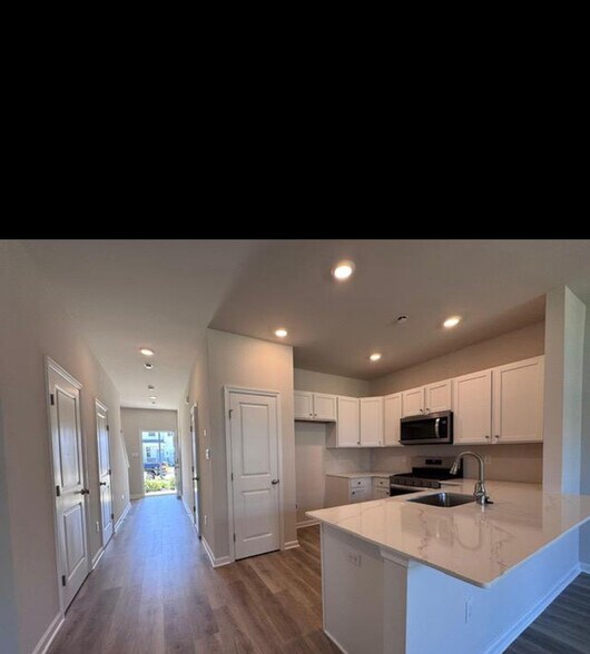 Building Photo - 9 Anna Ln