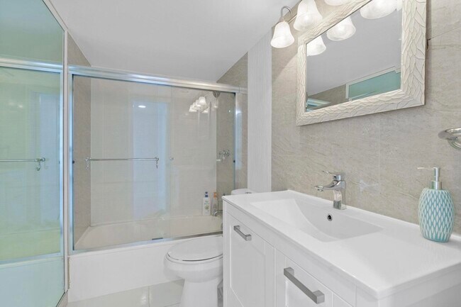 Building Photo - 1057 Hillsboro Mile