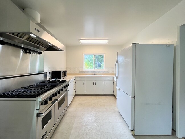 Building Photo - Three Bedroom St. Helena Home with Stunnin...