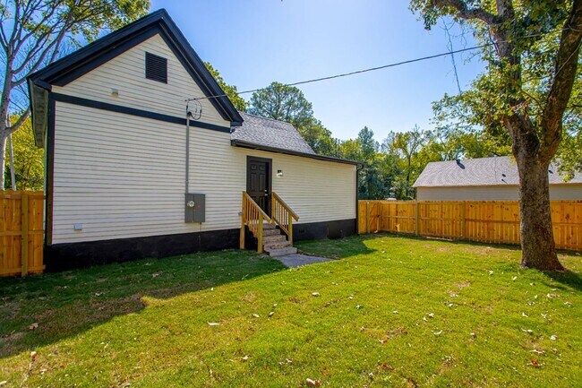 Building Photo - Timeless Elegance with Modern Upgrades – Stunning 3-Bedroom Little Rock Home!