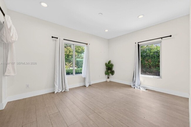 Building Photo - 1126 NE 16th Ct