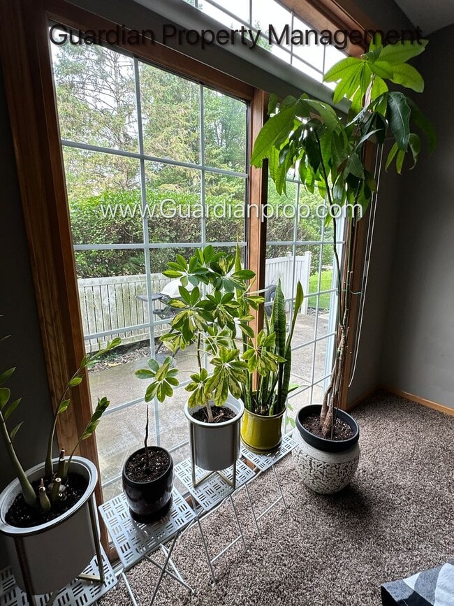 Building Photo - Eden Prairie End Unit Town Home, 2 Car Gar...