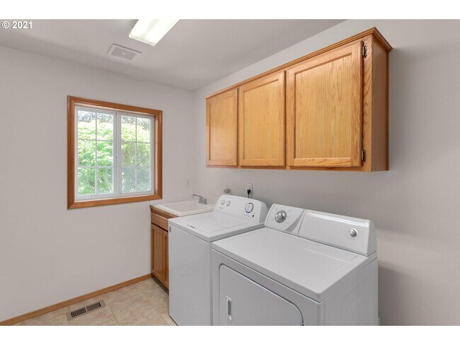 Building Photo - 4 Bedroom Bethany Home on a Large Corner L...