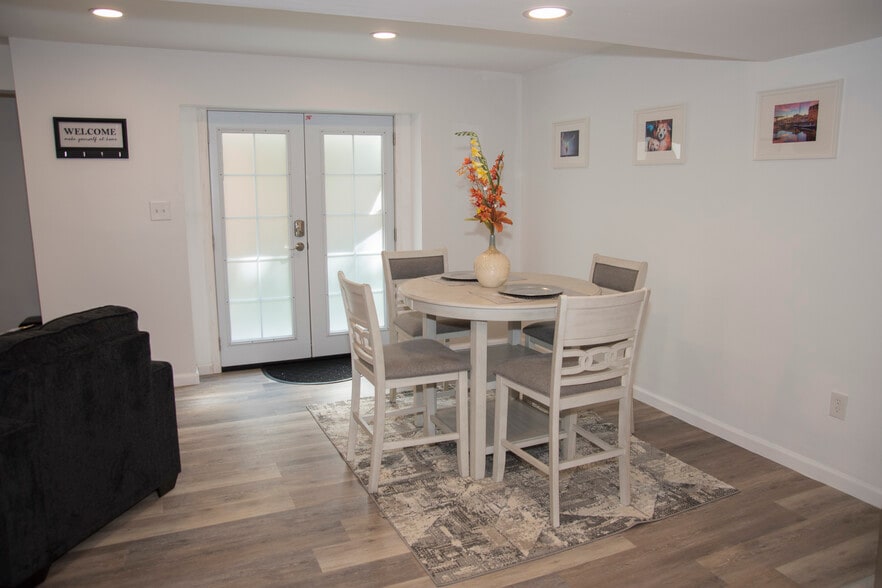 Entrance to Private apartment/Dining room - 15404 Brinton Way