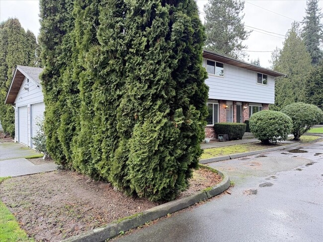 Building Photo - $2100 / 2br - 789 ft2 - Townhome/garage/fenced yard