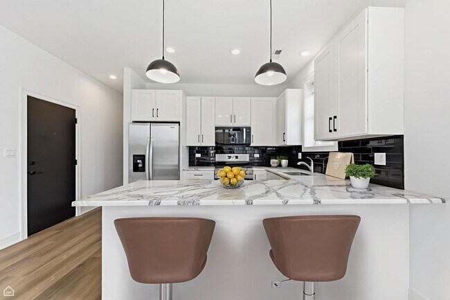 Building Photo - 3902 S Lake Park Ave