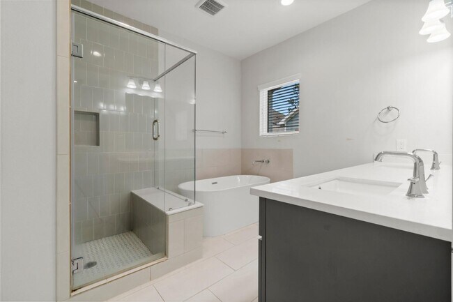 Building Photo - 3362 Pinemont Dr