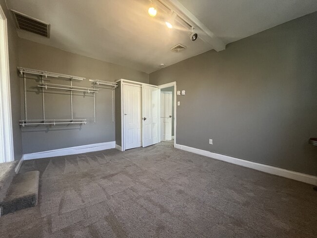 Building Photo - 1077 Main St