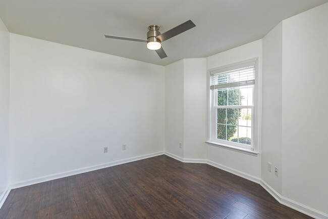 Building Photo - Gorgeous modern Main Level 2 bedroom 2 bat...