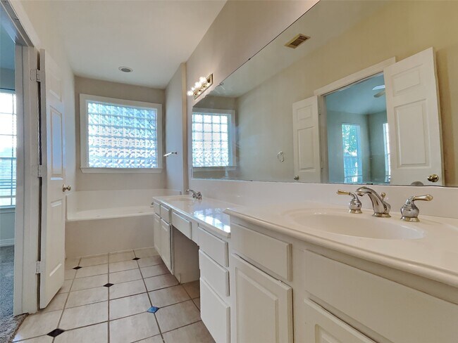 Primary Photo - 1127 Enclave Square E