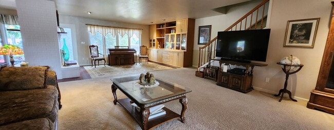 Building Photo - One-of-a-Kind 4 Bed, 4 Bath Gem