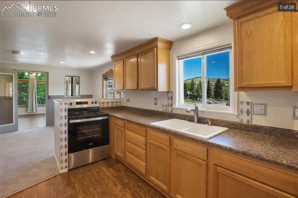 Kitchen - 206 W Carr Ave