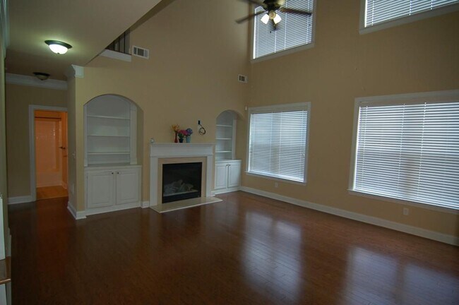 Building Photo - 2145 Manor View