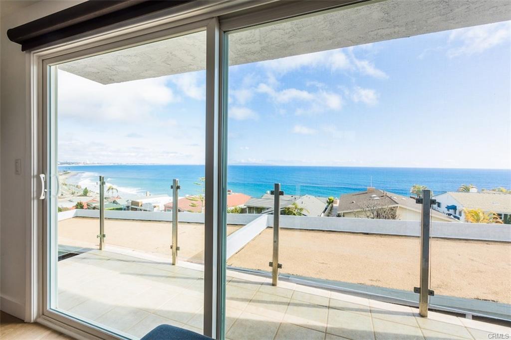 Large open deck with large sliders - 18203 Coastline Dr