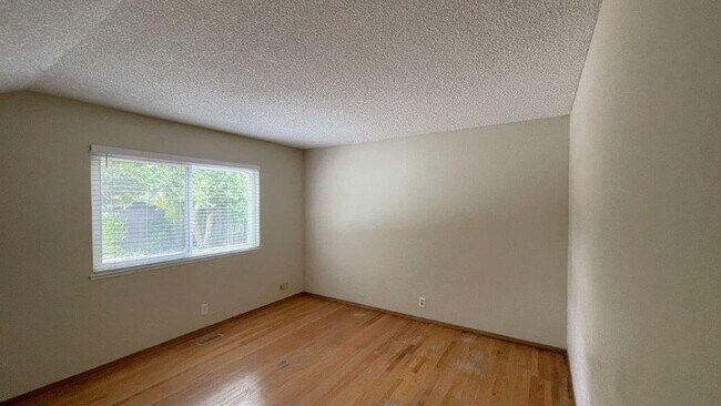 Building Photo - Nice 4 bedroom 2 bathroom home with sparkl...
