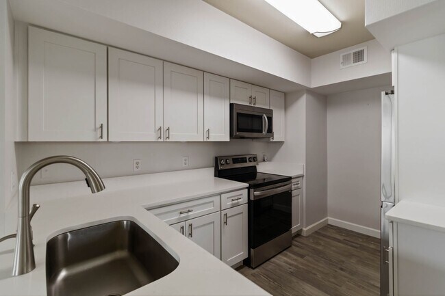 Building Photo - Newly updated 2 Bed / 2 Bath condo availab...