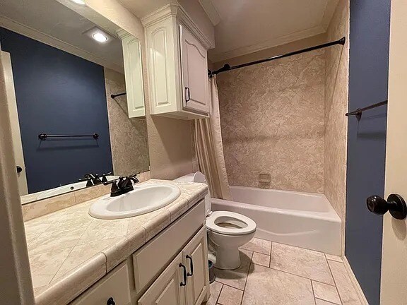 Building Photo - Comfy 3 bd/2 bth home in quiet neighborhood. Walk to the grocery store. 10 minutes to downtown. A...