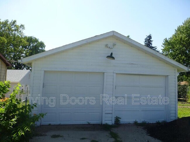 Building Photo - 3701 Lewis Ave