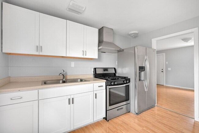 Building Photo - 2 Bedroom, 1 Bathroom Available Now!