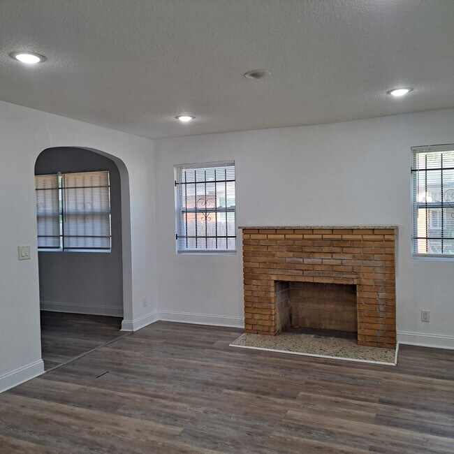 Building Photo - 1416 W 13th St