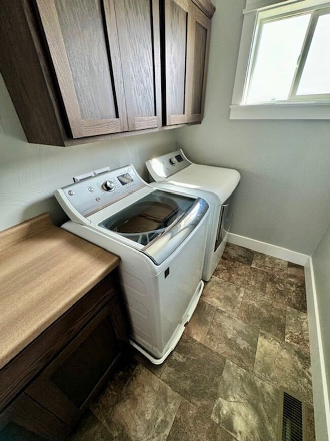 Building Photo - 3 Bedroom, 2 1/2 Bathroom Townhouse -2 weeks free rent with 1-year lease-