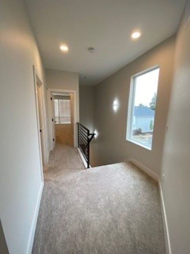 Building Photo - Welcome to the Beautiful Modern Townhome i...