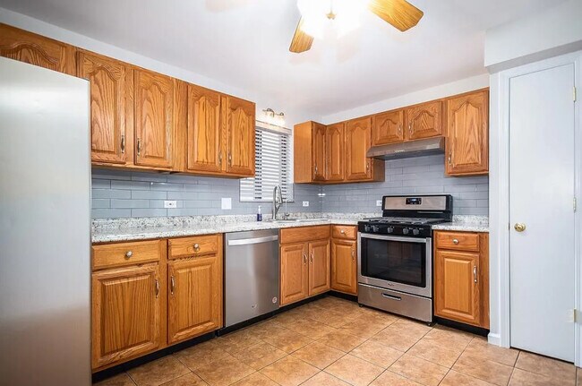 Building Photo - 6040 Lake Bluff Dr