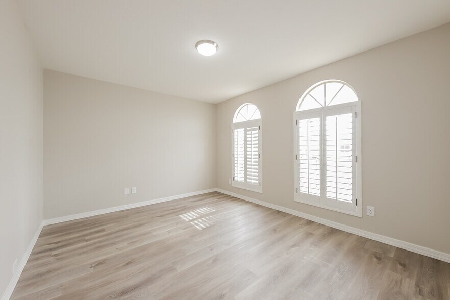 Building Photo - 8810 W Grovers Ave