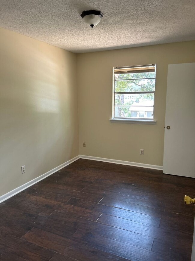 Building Photo - Zillow