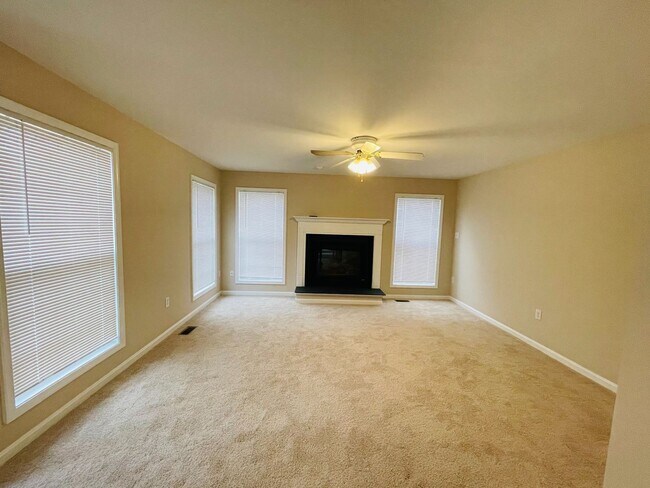 Building Photo - STAFFORD HOME - LARGE 5 BEDROOMS!