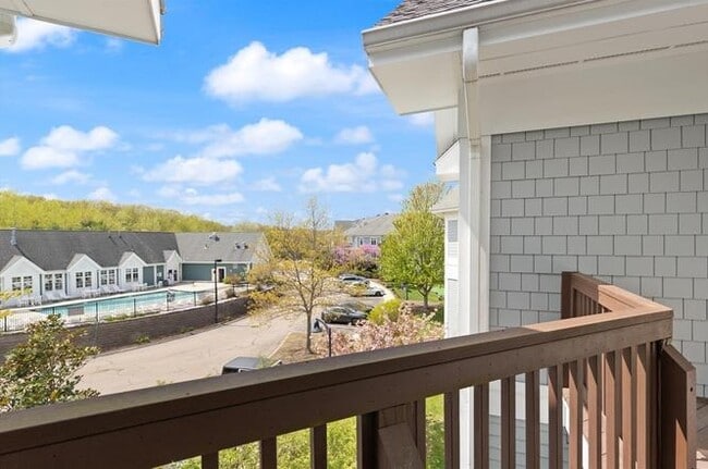 Building Photo - Commerce